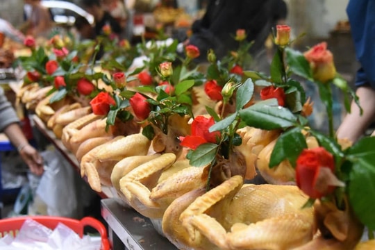 Người dân Hà Nội sắm cỗ "xịn xò" cúng ông Công ông Táo