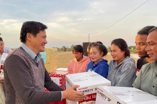 Phó Chủ tịch Thường trực HĐND tỉnh Gia Lai Trương Văn Đạt dự Lễ bàn giao nhà ở dự án bố trí, ổn định dân cư Suối Cạn