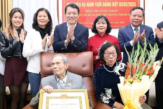 Bí thư Thành ủy Hà Nội trao Huy hiệu 65 năm tuổi Đảng tại quận Ba Đình