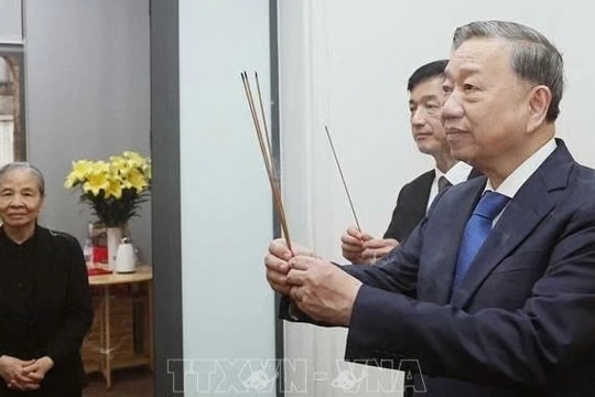 Tổng Bí thư Tô Lâm thắp hương tưởng niệm Tổng Bí thư Nguyễn Phú Trọng
