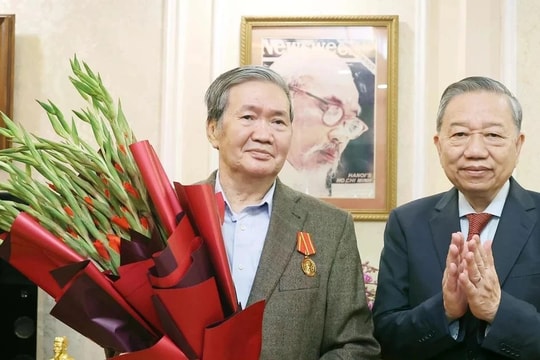 Tổng Bí thư Tô Lâm trao Huân chương Hồ Chí Minh tặng đồng chí Đinh Thế Huynh