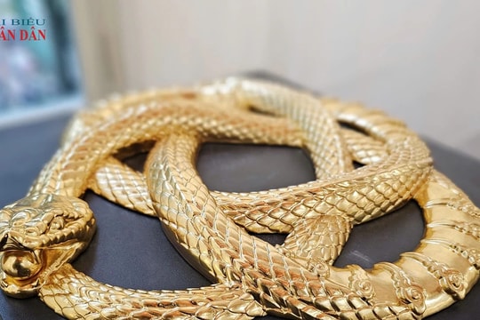  Rộ kinh doanh Linh vật rắn dát vàng 24k phục vụ dịp Tết Ất Tỵ 2025