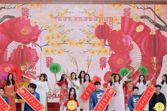  Rộn ràng chương trình Xuân yêu thương của thầy và trò Trường THPT Phan Huy Chú - Đống Đa