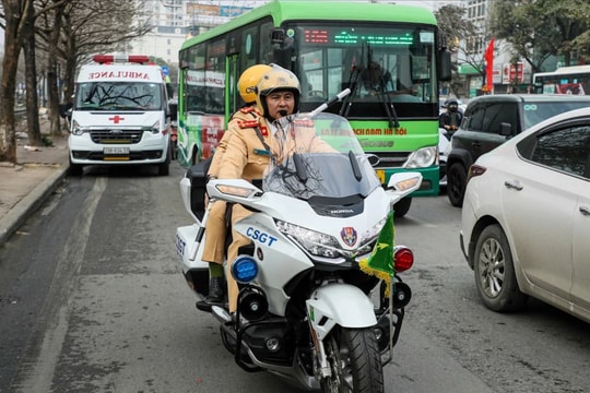 Cảnh sát giao thông làm nhiệm vụ xuyên Tết để người dân nghỉ lễ an vui