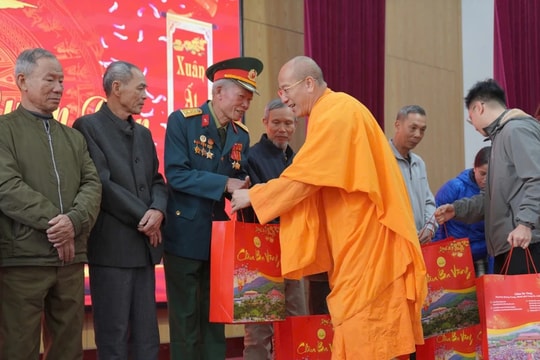 Tết sẻ chia - gần 1.000 suất quà trao tặng các chiến sĩ biên phòng và gia đình chính sách