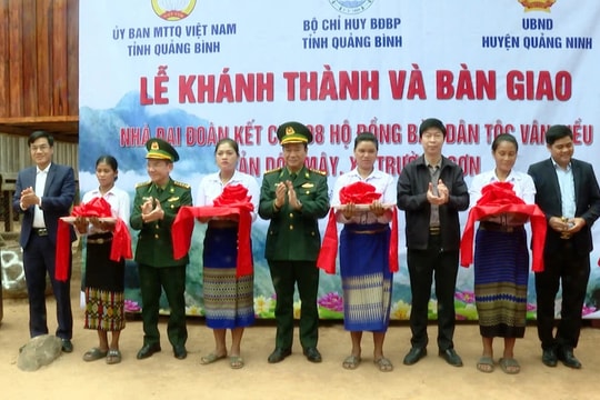 Đồng bào Bru - Vân Kiều đón Tết trong nhà Đại đoàn kết