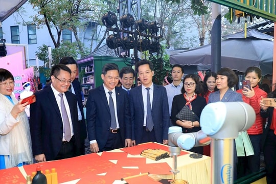 Phố Sách Xuân Ất Tỵ 2025: Tết công nghệ - Trí tuệ tỏa sáng