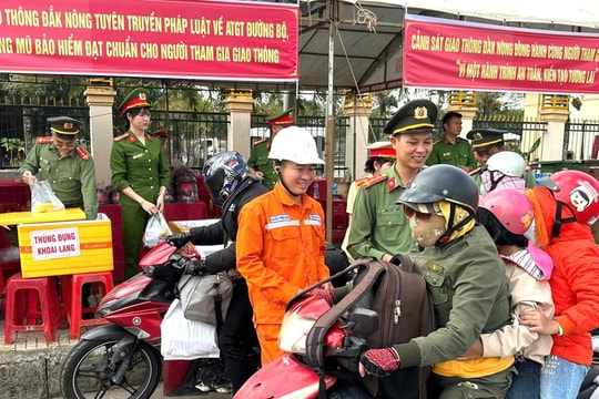 Công an tỉnh Đắk Nông "tiếp sức" người dân về quê đón Tết