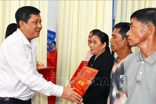 Impoverished households in Soc Trang receive new homes ahead of Tet