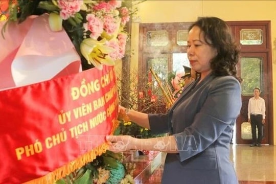Phó Chủ tịch nước Võ Thị Ánh Xuân dâng hương tưởng nhớ Chủ tịch Tôn Đức Thắng