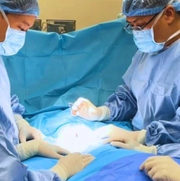 Lần đầu tiên nội soi trên xương mu, giải quyết bế tắc niệu quản cho trẻ sơ sinh 1 tháng tuổi