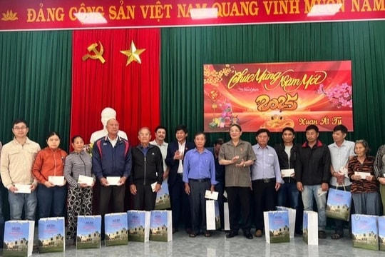 Phó Chủ tịch Quốc hội Nguyễn Đức Hải thăm, tặng quà tết bà con vùng biển xã Tam Giang, huyện Núi Thành, Quảng Nam