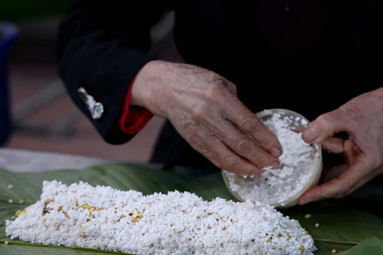 Làng nghề gói bánh chưng tất bật ngày cận Tết