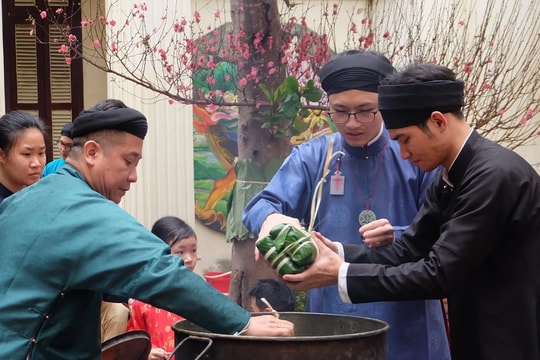 Trải nghiệm gói bánh chưng giữa phố cổ Hà Nội