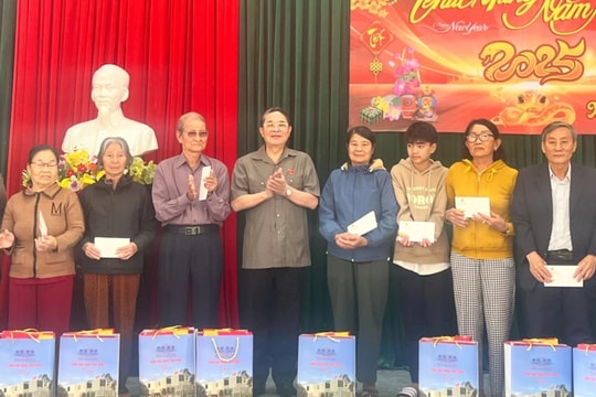 Phó Chủ tịch Quốc hội Nguyễn Đức Hải thăm, tặng quà tết bà con vùng biển xã Tam Giang, huyện Núi Thành, Quảng Nam