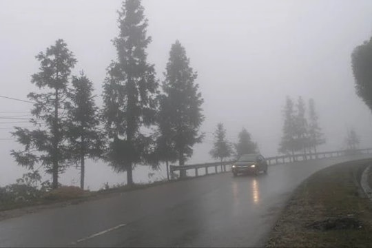 Cục CSGT khuyến cáo khi đi lại trên các cung đường đồi núi trơn trượt trong thời tiết sương mù