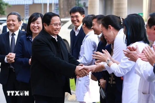 Thủ tướng Phạm Minh Chính kiểm tra công tác phục vụ Tết của ngành đường sắt và Bệnh viện Phổi Trung ương