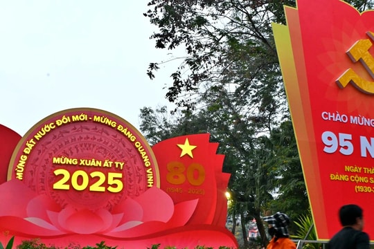 Hà Nội rực rỡ mừng năm mới