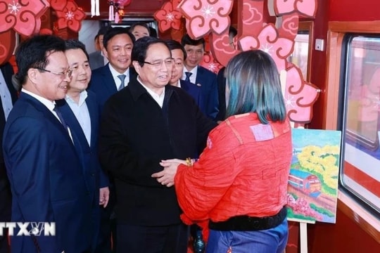 Thủ tướng Phạm Minh Chính kiểm tra công tác phục vụ Tết của ngành đường sắt và Bệnh viện Phổi Trung ương