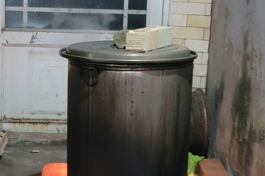 Người dân TP. Hồ Chí Minh rộn ràng gói bánh chưng đón Tết Ất Tỵ 2025