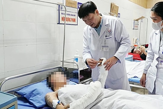 Bị dập vỡ nhãn cầu do tự chế pháo nổ