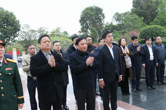 Phó Chủ tịch Quốc hội Nguyễn Khắc Định dâng hương tại Đài tưởng niệm các anh hùng, liệt sĩ Bắc Sơn, Hà Nội