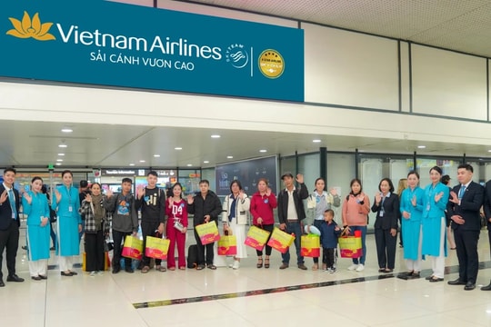 Vietnam Airlines phối hợp Tổng liên đoàn Lao động Việt Nam đưa người có hoàn cảnh khó khăn về quê đón Tết 
