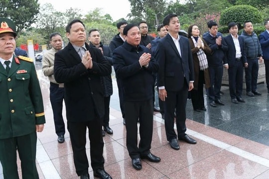 Phó Chủ tịch Quốc hội Nguyễn Khắc Định dâng hương tại Đài tưởng niệm các anh hùng, liệt sĩ Bắc Sơn, Hà Nội