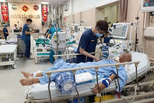 Nơi bệnh viện tuyến đầu: Nhiều bác sĩ không kịp "ngưng tay" đón Giao thừa