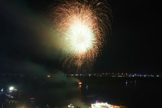 Đường phố Cần Thơ, Kiên Giang đông nghịt người xem pháo hoa, chào năm mới