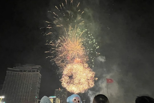 Người dân Nha Trang hân hoan đón giao thừa, ngắm pháo hoa rực rỡ 