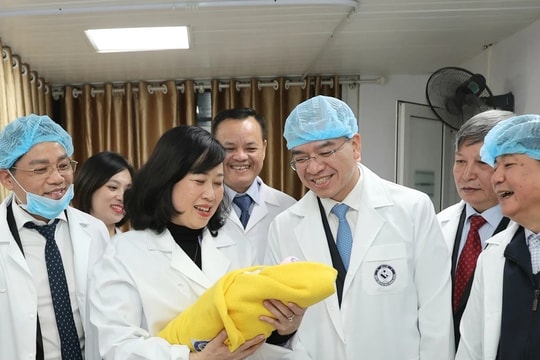 Bộ trưởng Bộ Y tế chúc mừng những em bé đầu tiên chào đời đêm Giao thừa Ất Tỵ 2025