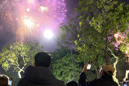 Ấm áp khoảnh khắc giao thừa ở hồ Hoàn Kiếm