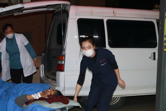 Bác sĩ cấp cứu Bệnh viện E căng mình cứu chữa bệnh trong đêm giao thừa 