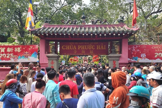 TP. Hồ Chí Minh: Người dân chen chân đi lễ chùa ngày mùng 1 Tết