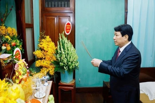 Chủ tịch nước dâng hương tưởng niệm Chủ tịch Hồ Chí Minh trong ngày đầu xuân mới