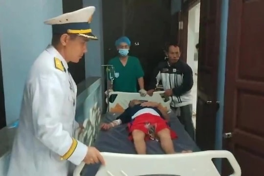 Bệnh xá đảo Sinh Tồn cấp cứu ngư dân gặp nạn trên biển ngày mùng 1 Tết 