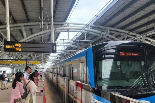TP. Hồ Chí Minh: Tàu điện Metro số 1 đông nghịt khách dịp Tết