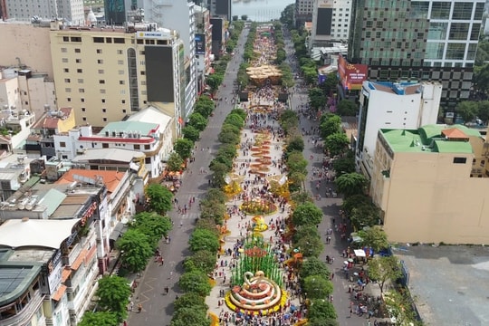 TP. Hồ Chí Minh: Người dân đổ về đường hoa Nguyễn Huệ du xuân ngày đầu năm mới Ất Tỵ