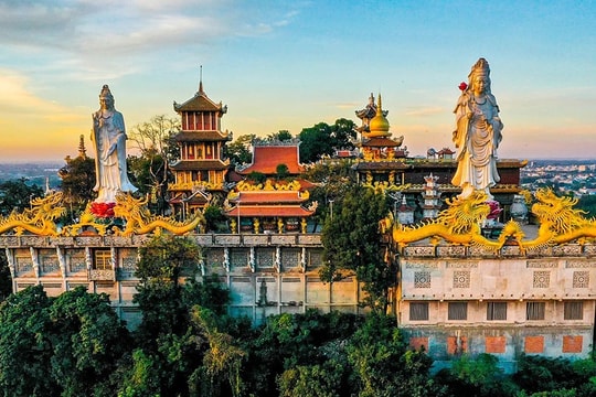 “Biển người” đi lễ đầu năm tại ngôi chùa cổ hơn 400 năm tuổi ở Bình Dương