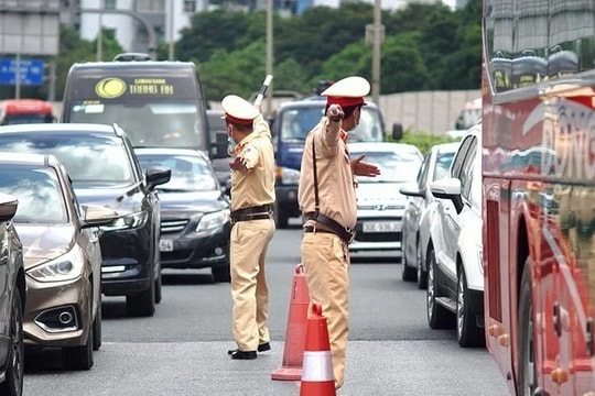 Người dân chấp hành nghiêm đội mũ bảo hiểm và dừng đèn đỏ