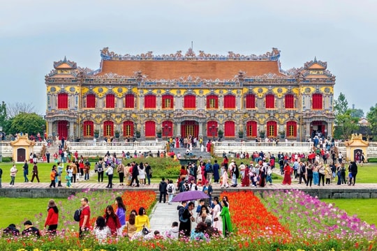 Khách du lịch đến Huế tăng 35% trong dịp Tết