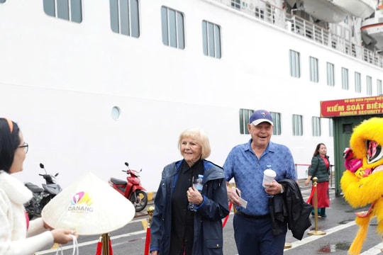 Đà Nẵng, Quảng Nam rộn ràng đón các đoàn khách du lịch dịp Tết