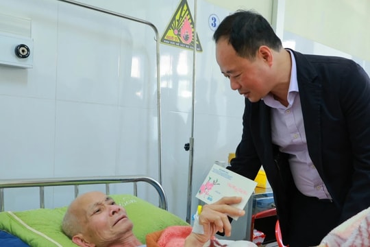 Chủ tịch tỉnh Lâm Đồng thăm, tặng quà bệnh nhân có hoàn cảnh khó khăn 