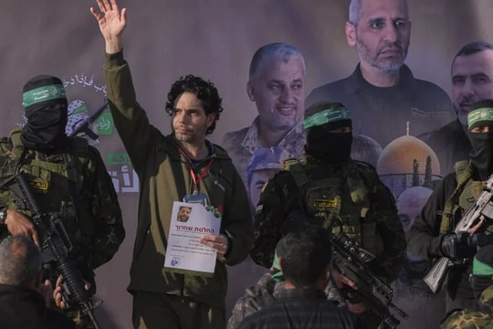 Hamas trao trả hai con tin người Israel cho Hội Chữ thập đỏ ở Gaza
