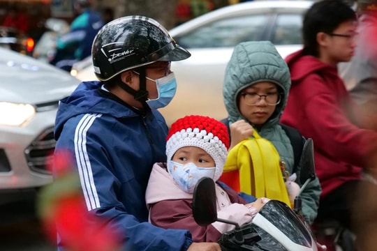 Học sinh Hà Nội trở lại trường sau Tết trong giá rét 13 - 14 độ