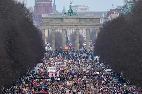 Biểu tình rầm rộ ở Berlin phản đối Dự luật Hạn chế nhập cư