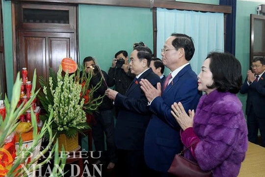 Chủ tịch Quốc hội Trần Thanh Mẫn thắp hương tưởng nhớ Chủ tịch Hồ Chí Minh tại Nhà 67