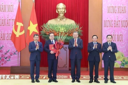 Tổng Bí thư Tô Lâm trao Quyết định của Bộ Chính trị cho 4 Đảng bộ trực thuộc Trung ương và 3 cơ quan Đảng ở Trung ương