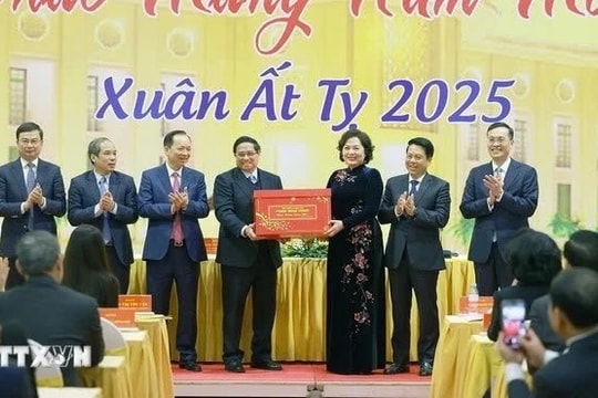 Thủ tướng Phạm Minh Chính chúc mừng năm mới 2025 và giao nhiệm vụ cho ngành Ngân hàng